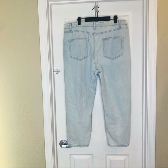 Wild Fable High Rise Mom Jean Size 18 Distressed Light Denim Wash - Picture 6 of 9